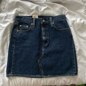 High-rise dark denim Levi’s skirt